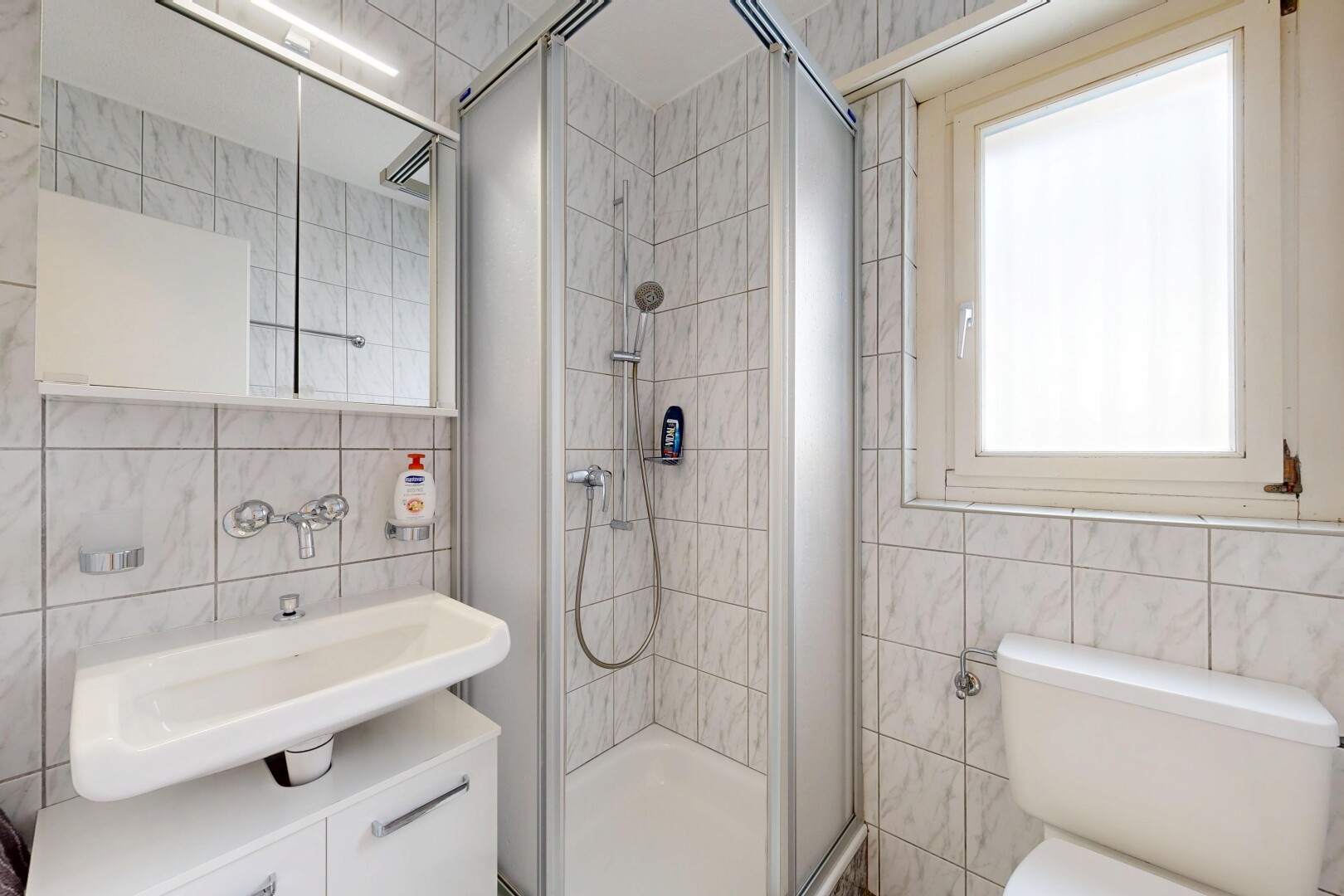 salle de bains avec mur en carrelage, tile wall, douche, salle de bain complète, et lavabo (ou coiffeuse selon le contexte)