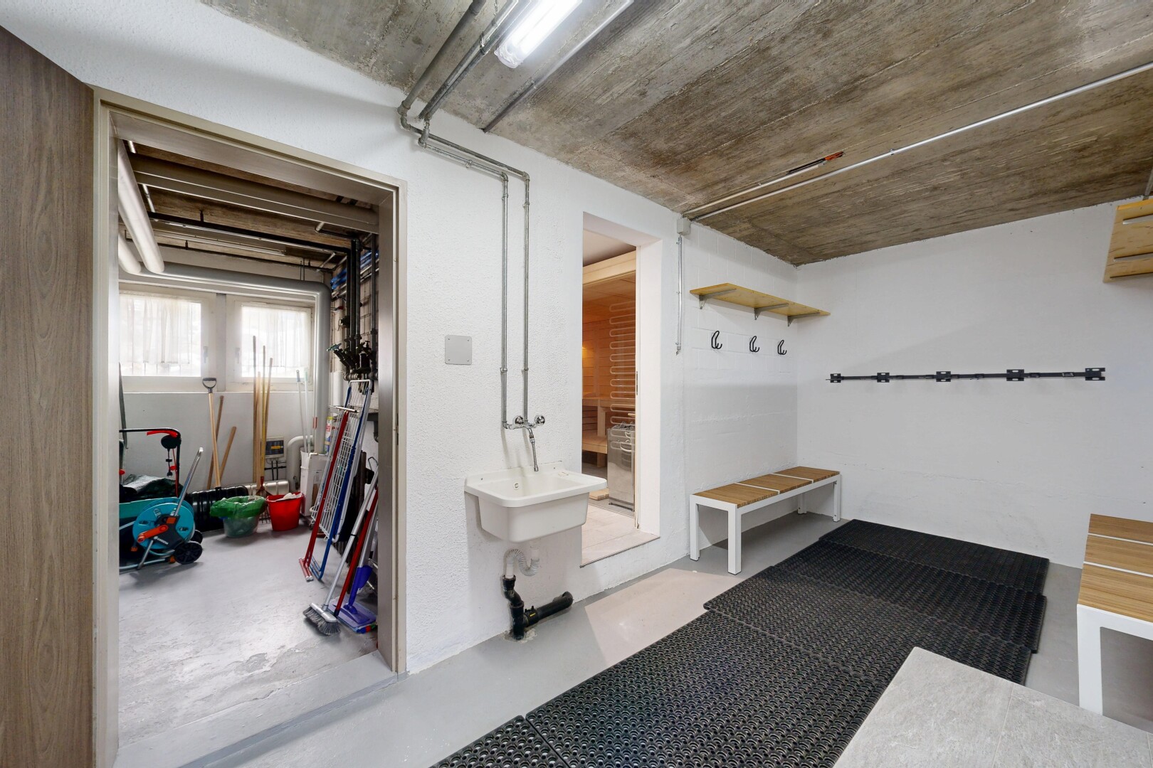 espace intérieur avec inside community, sol en béton, concrete floor, finished concrete floor, et lumière naturelle