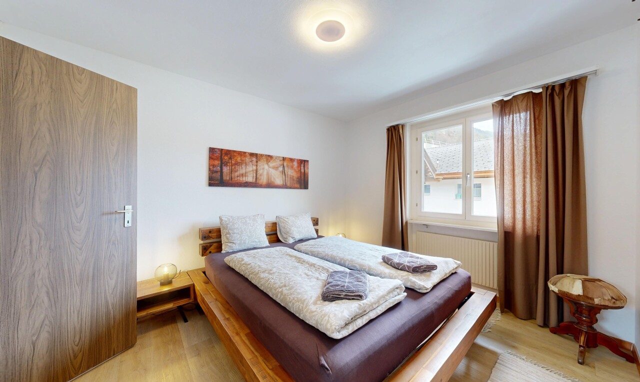 chambre avec radiateur, wood finish floor, sol en finition bois, inside property, et natural light