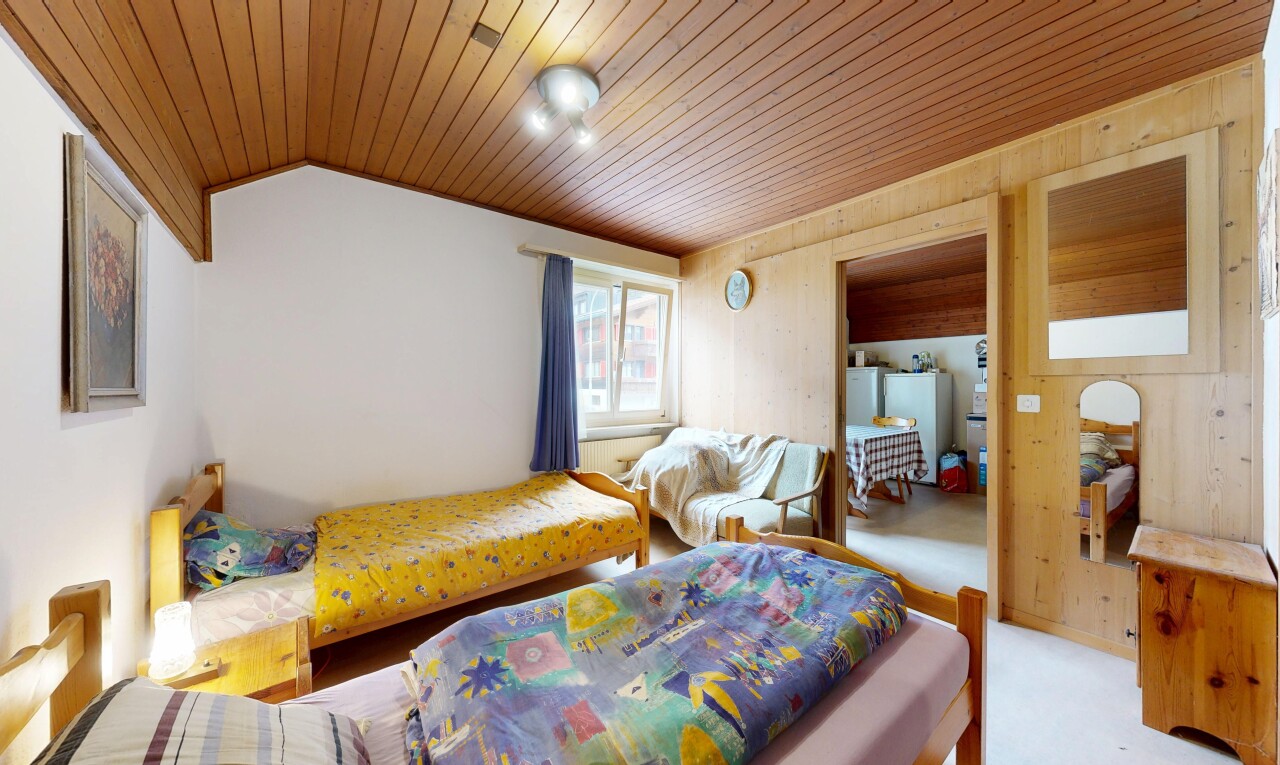 chambre avec plafond en bois, wood ceiling, lumière naturelle, natural light, et inside property