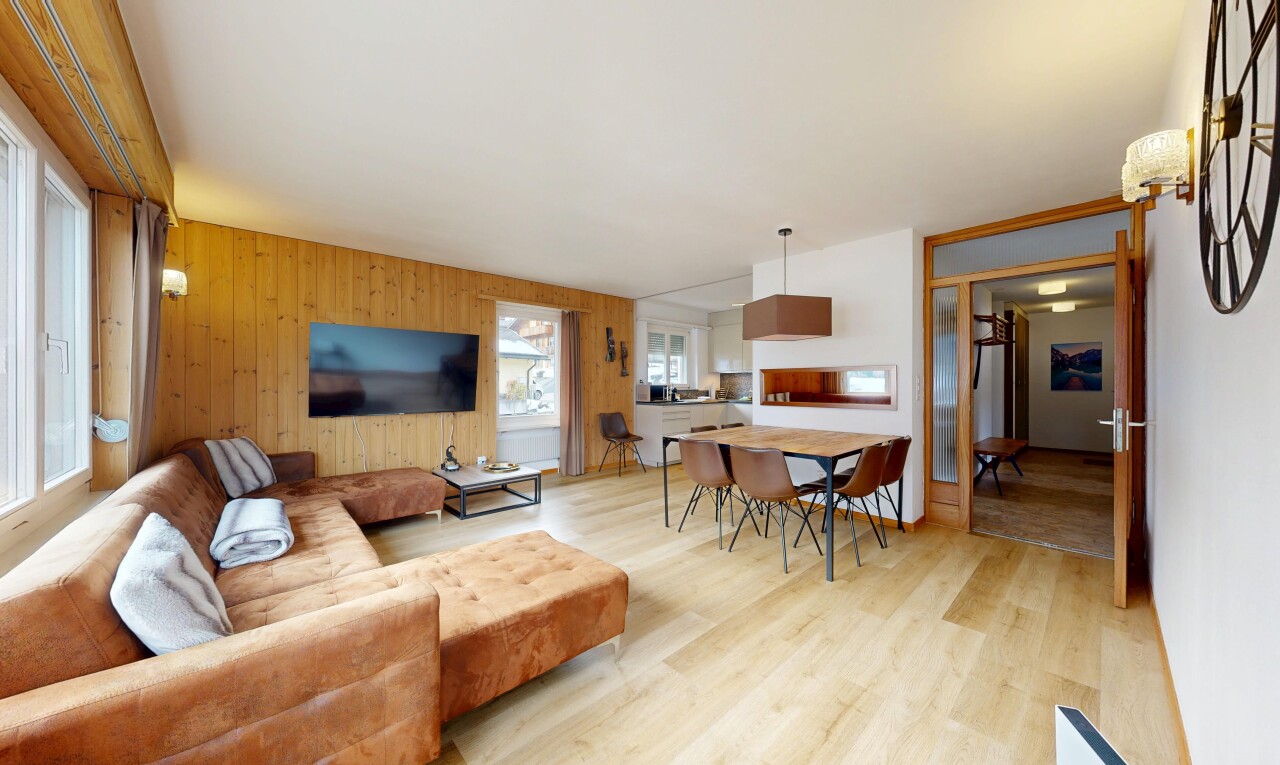 salon / salle à manger avec télévision, inside property, sol en finition bois, wood finish floor, et mur en bois