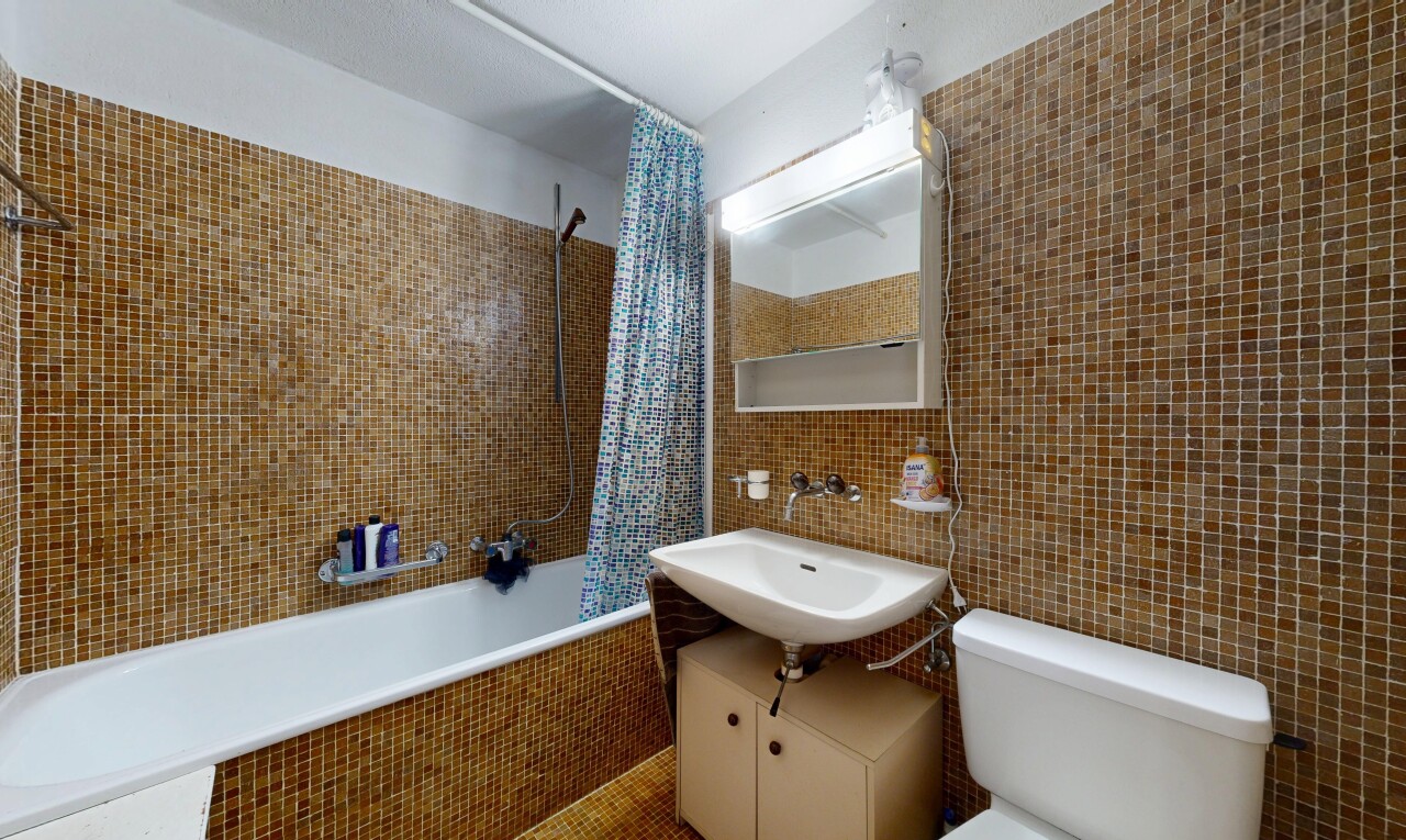 salle de bains avec mur en carrelage, tile wall, miroir, salle de bain complète, et lavabo (ou coiffeuse selon le contexte)