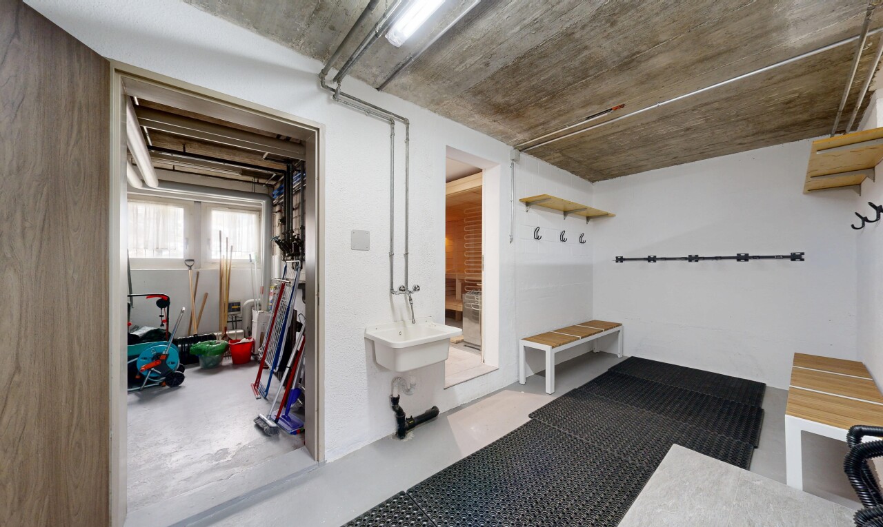 espace intérieur avec inside community, sol en béton, concrete floor, finished concrete floor, et lumière naturelle