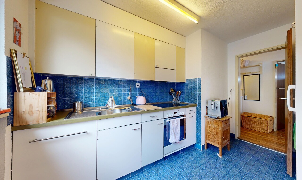 cuisine avec four, armoires blanches, white cabinets, inside property, et cloison sèche