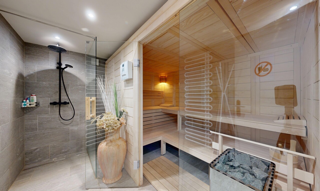 salle de bains avec sauna, salle de bain complète, douche, inside property, et light floor
