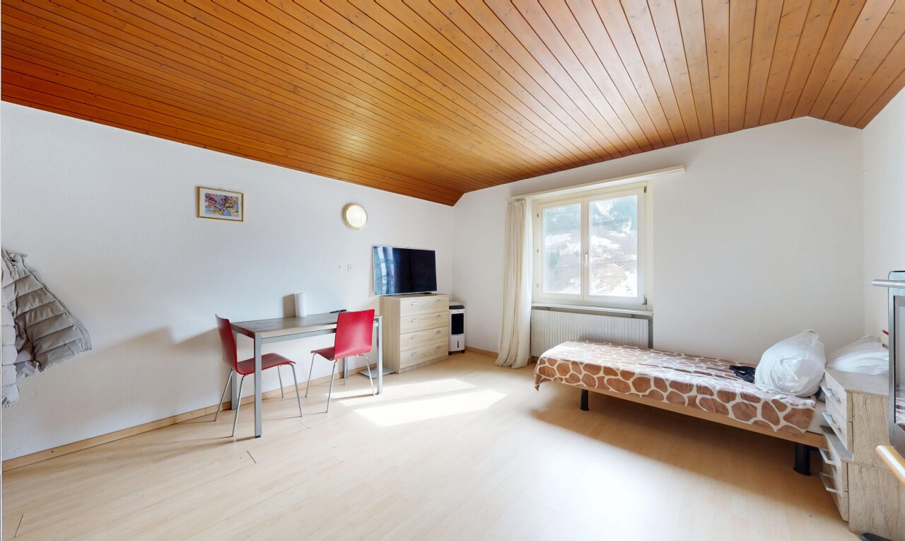 chambre avec plafond voûté, vaulted ceiling, plafond en bois, wood ceiling, et lumière naturelle