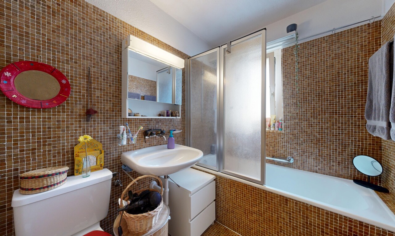 salle de bains avec mur en carrelage, tile wall, miroir, douche-bain combinés, et salle de bain complète