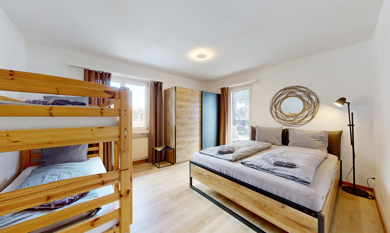 chambre avec sol en finition bois, wood finish floor, cloison sèche, drywall, et inside property