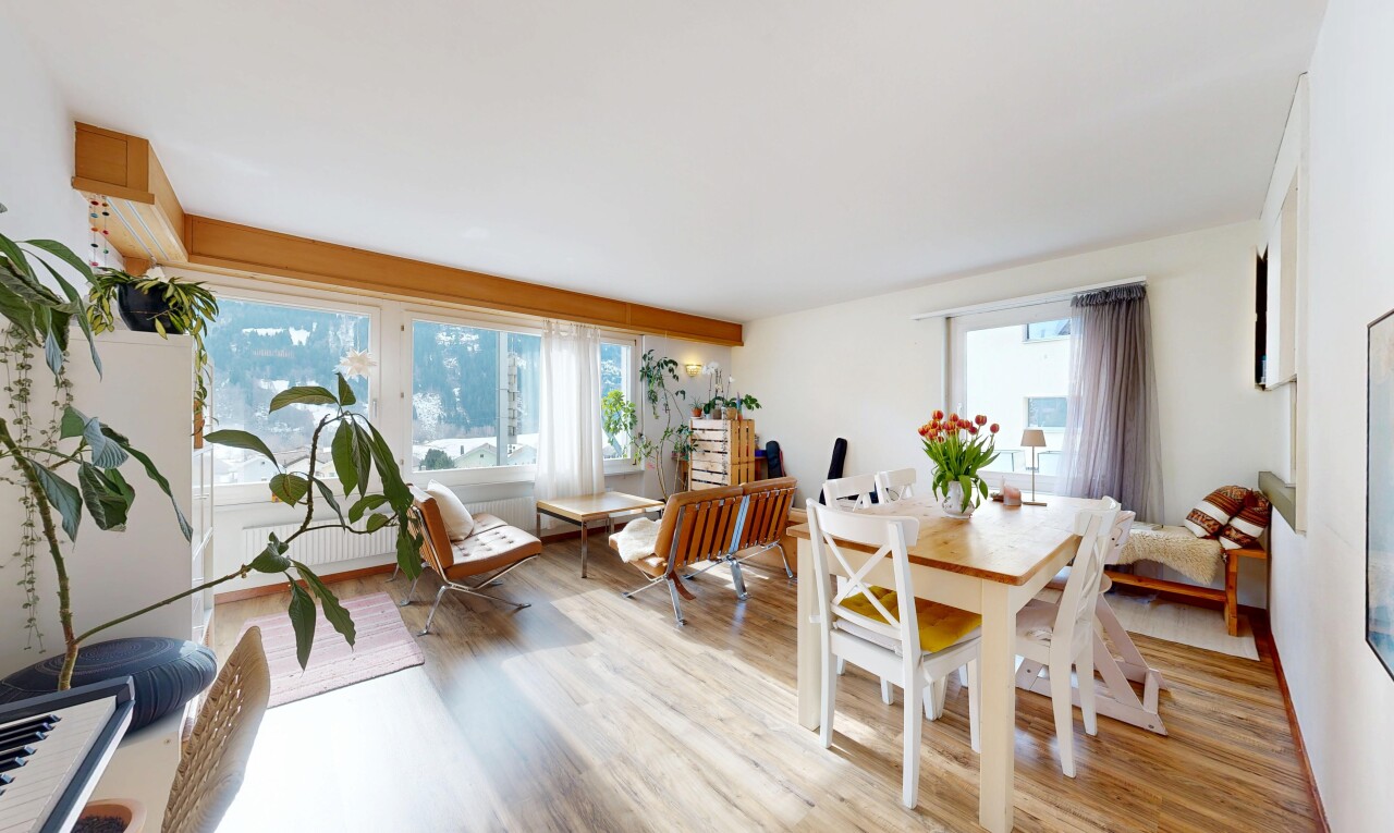 salle à manger avec lumière naturelle, natural light, sol en finition bois, wood finish floor, et inside property
