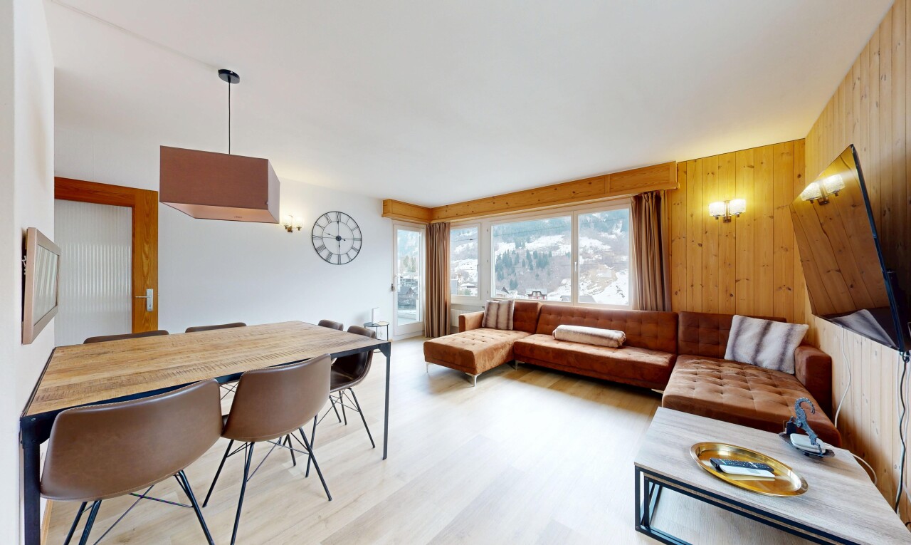 salon / salle à manger avec inside property, mur en bois, wood wall, lumière naturelle, et natural light