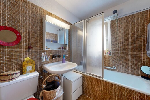 bad mit fliesenwand, tile wall, spiegel, kombiniertes bad / dusche, und komplettes badezimmer