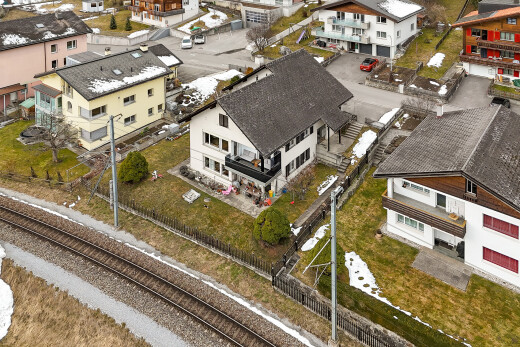 außenansicht mit zaun