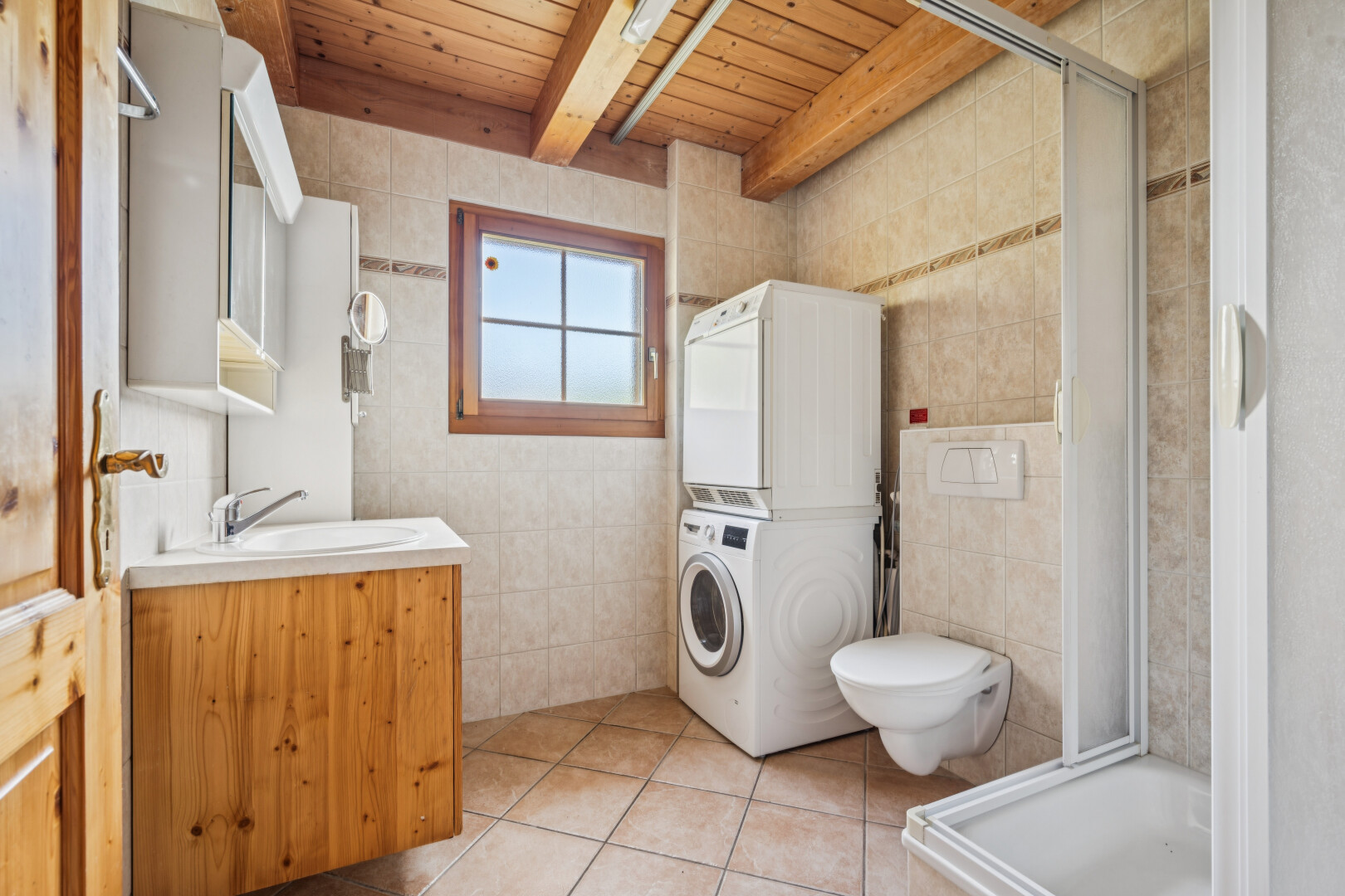 salle de bains avec salle de bain complète, douche, mur en carrelage, tile wall, et wood ceiling
