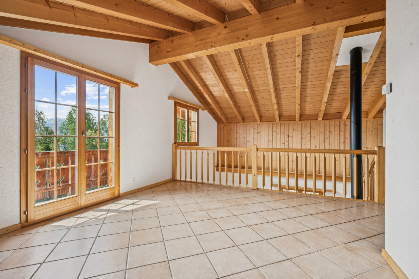 pièce vide avec vaulted ceiling, plafond voûté, beamed ceiling, plafond à poutres, et day time
