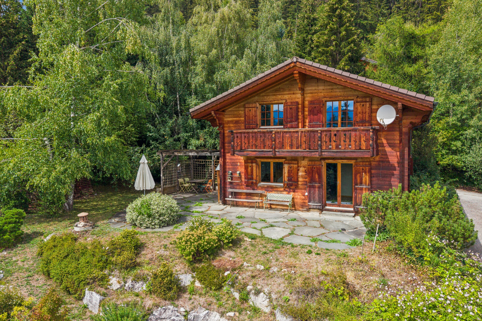 façade avec property visible, terrasse, vue sur la forêt, forest view, et bardage en bois