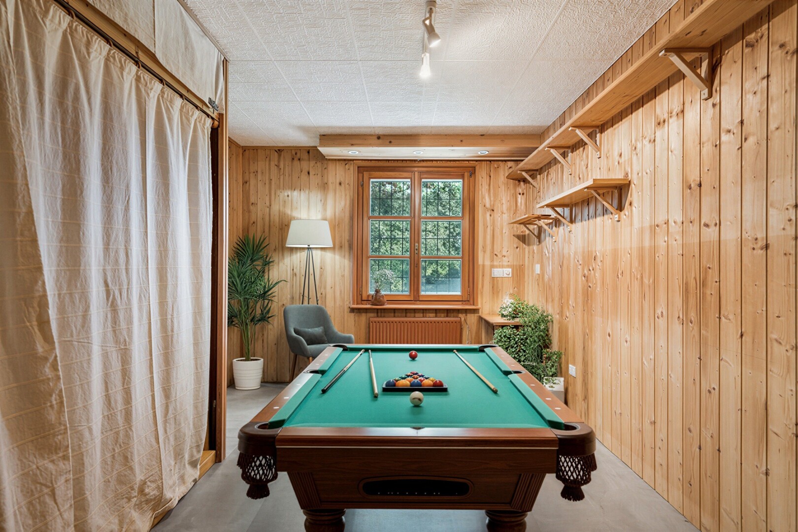 pièce vide avec éclairage sur rail, dated wood wall, wood wall, mur en bois, et sous-sol