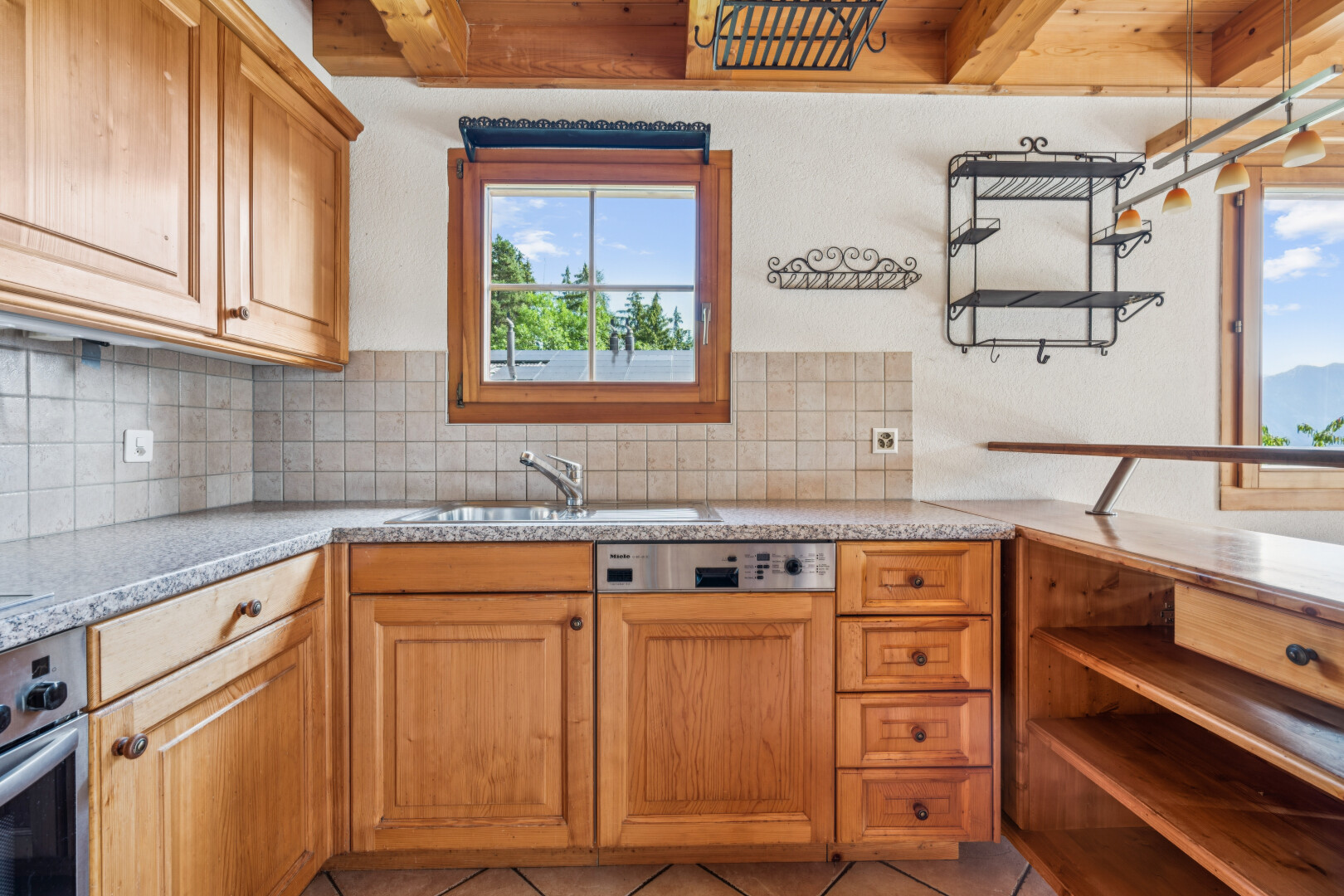cuisine avec backsplash, dosseret, light countertops, lave-vaisselle, et day time