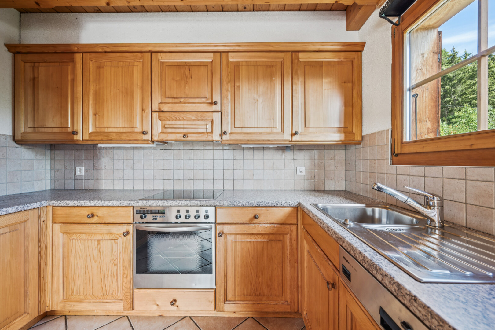 cuisine avec light countertops, dosseret, backsplash, four, et évier