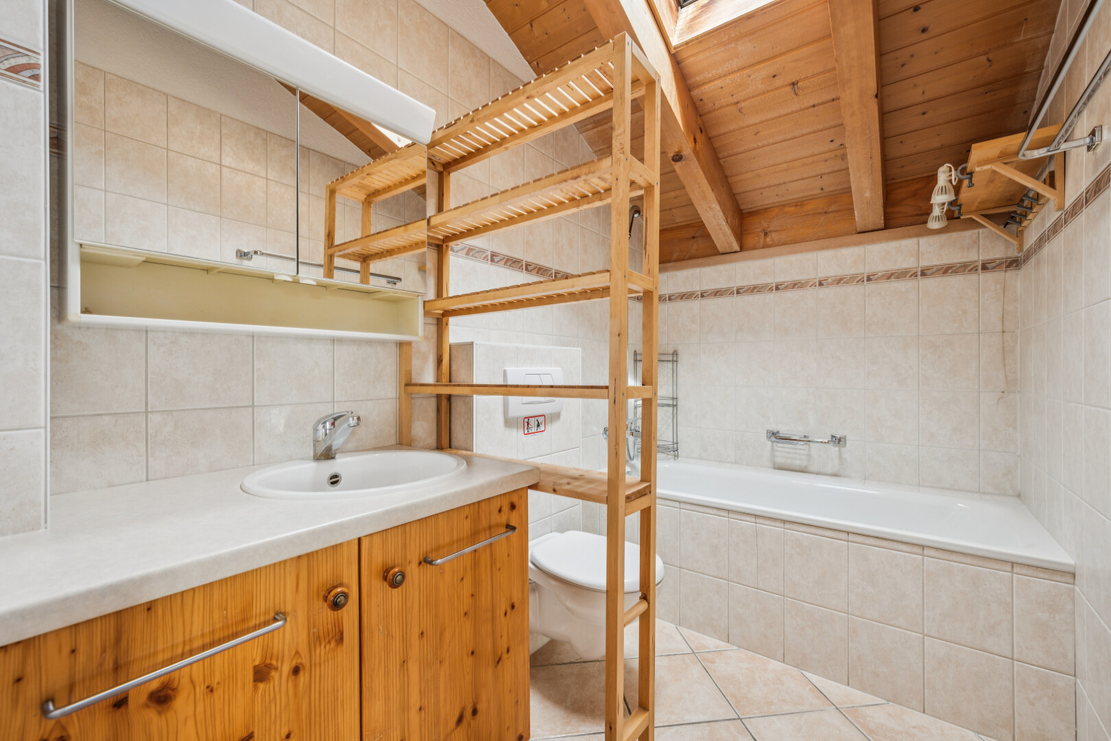 salle de bains avec mur en carrelage, tile wall, bain, miroir, et salle de bain complète