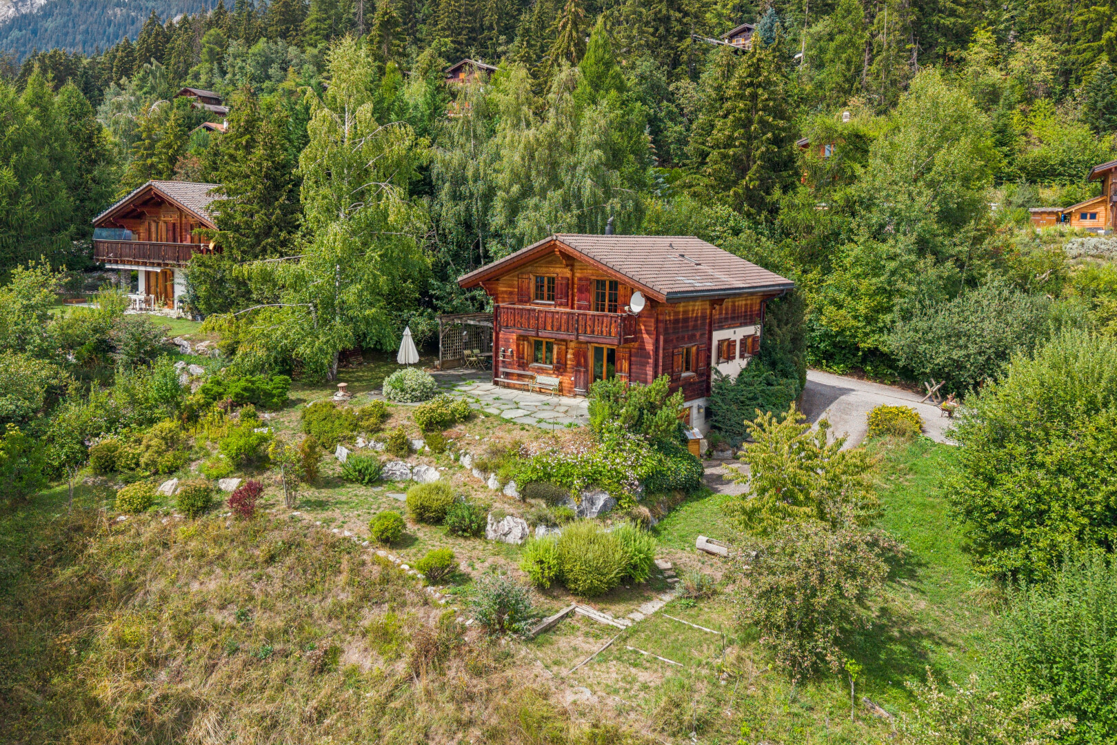 façade avec vue sur la forêt, forest view, et property visible