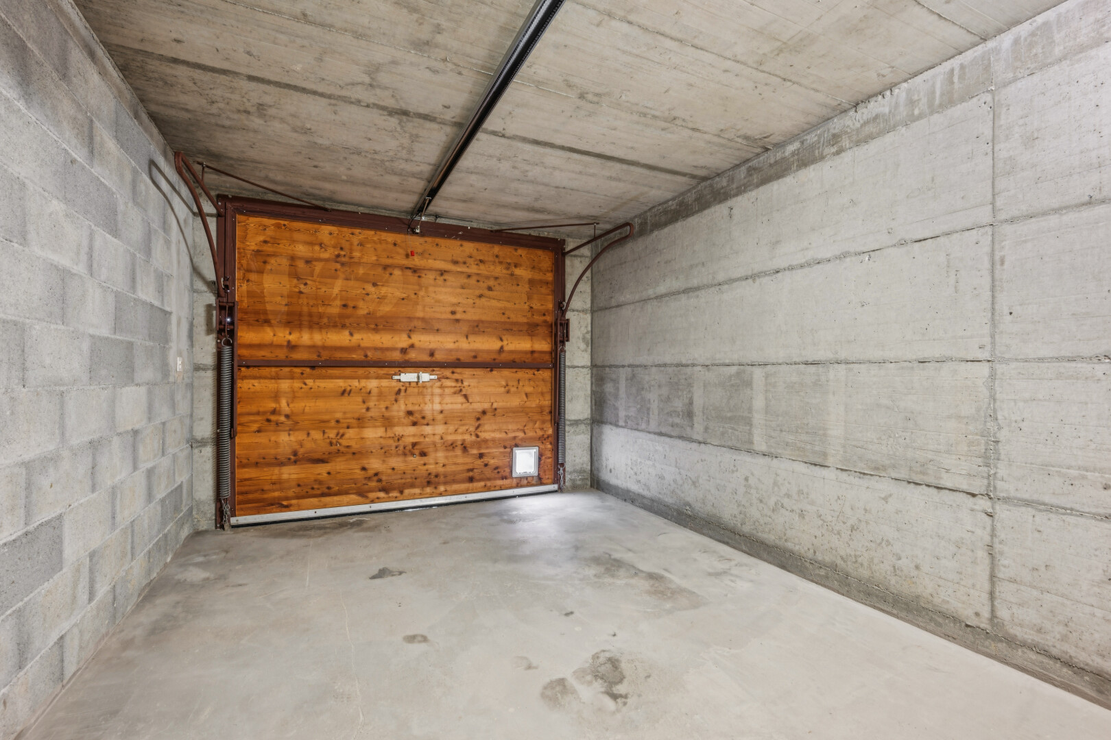 parking avec inside property