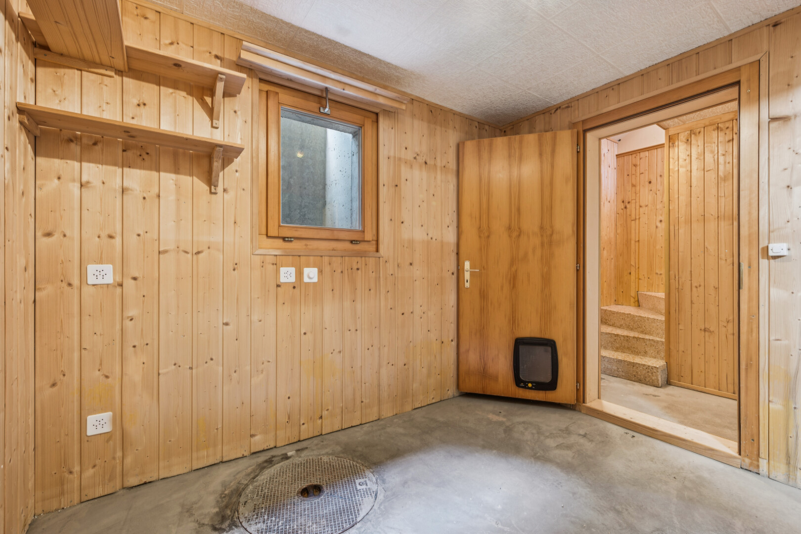 pièce vide avec dated wood wall, wood wall, mur en bois, concrete floor, et sol en béton