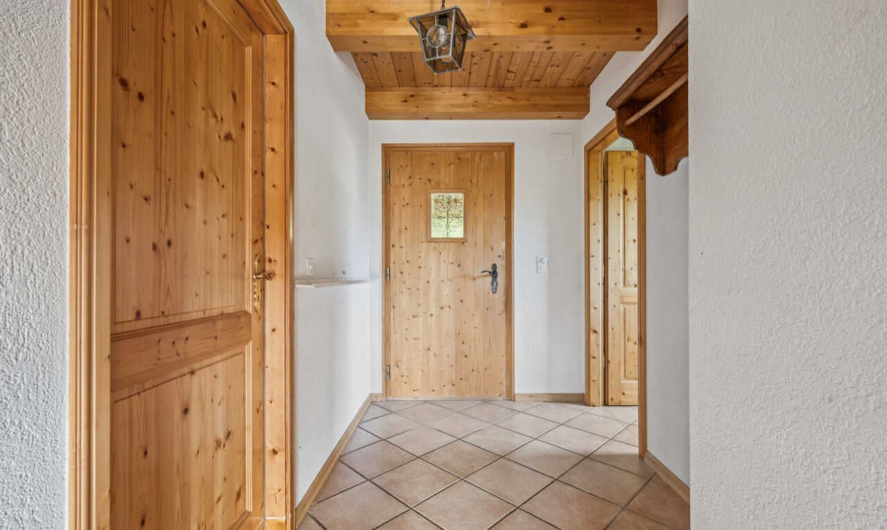 couloir avec beamed ceiling, plafond à poutres, high end ceiling, wood ceiling, et plafond en bois