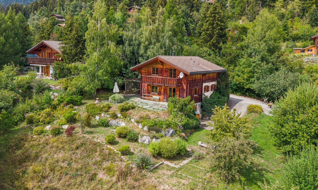 façade avec vue sur la forêt, forest view, et property visible
