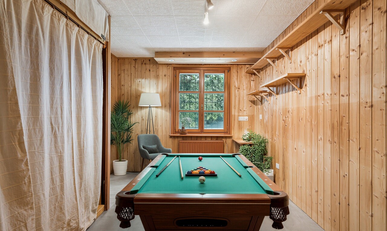 pièce vide avec éclairage sur rail, dated wood wall, wood wall, mur en bois, et sous-sol