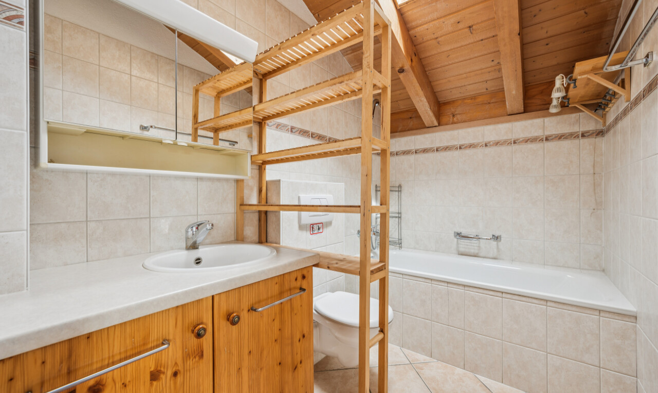 salle de bains avec mur en carrelage, tile wall, bain, miroir, et salle de bain complète