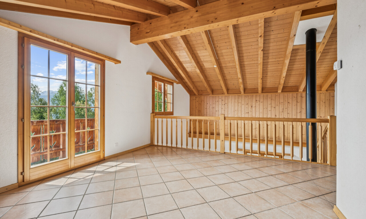 pièce vide avec vaulted ceiling, plafond voûté, beamed ceiling, plafond à poutres, et day time