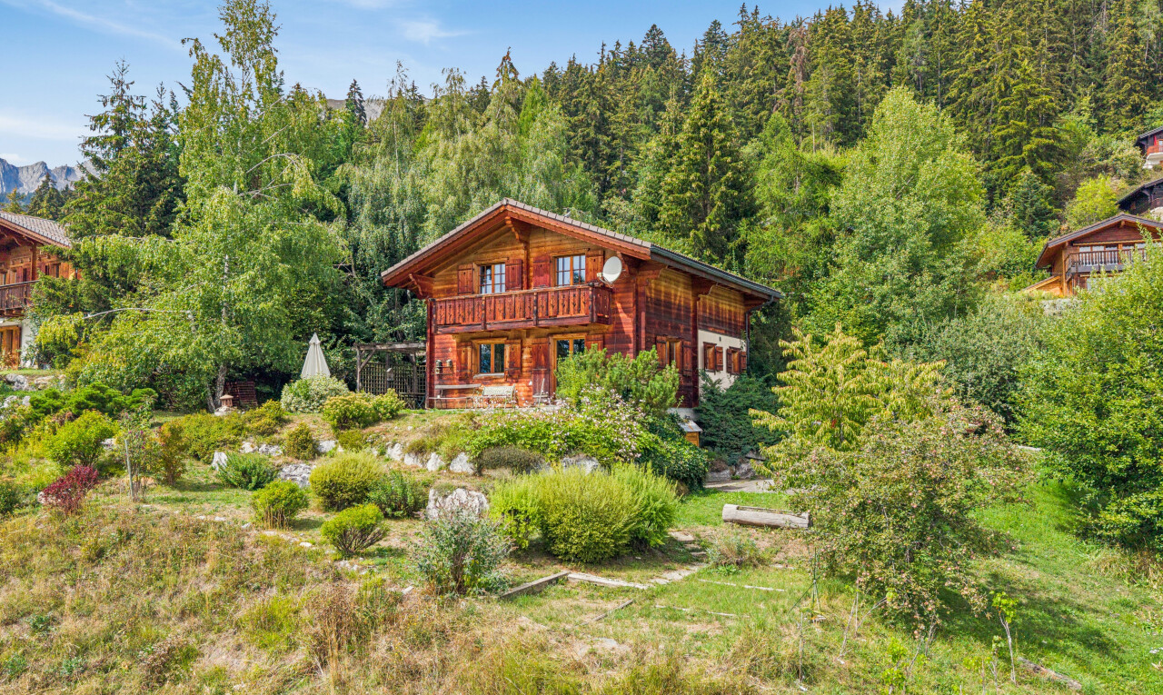 façade avec property visible, vue sur la forêt, forest view, balcon, et day time