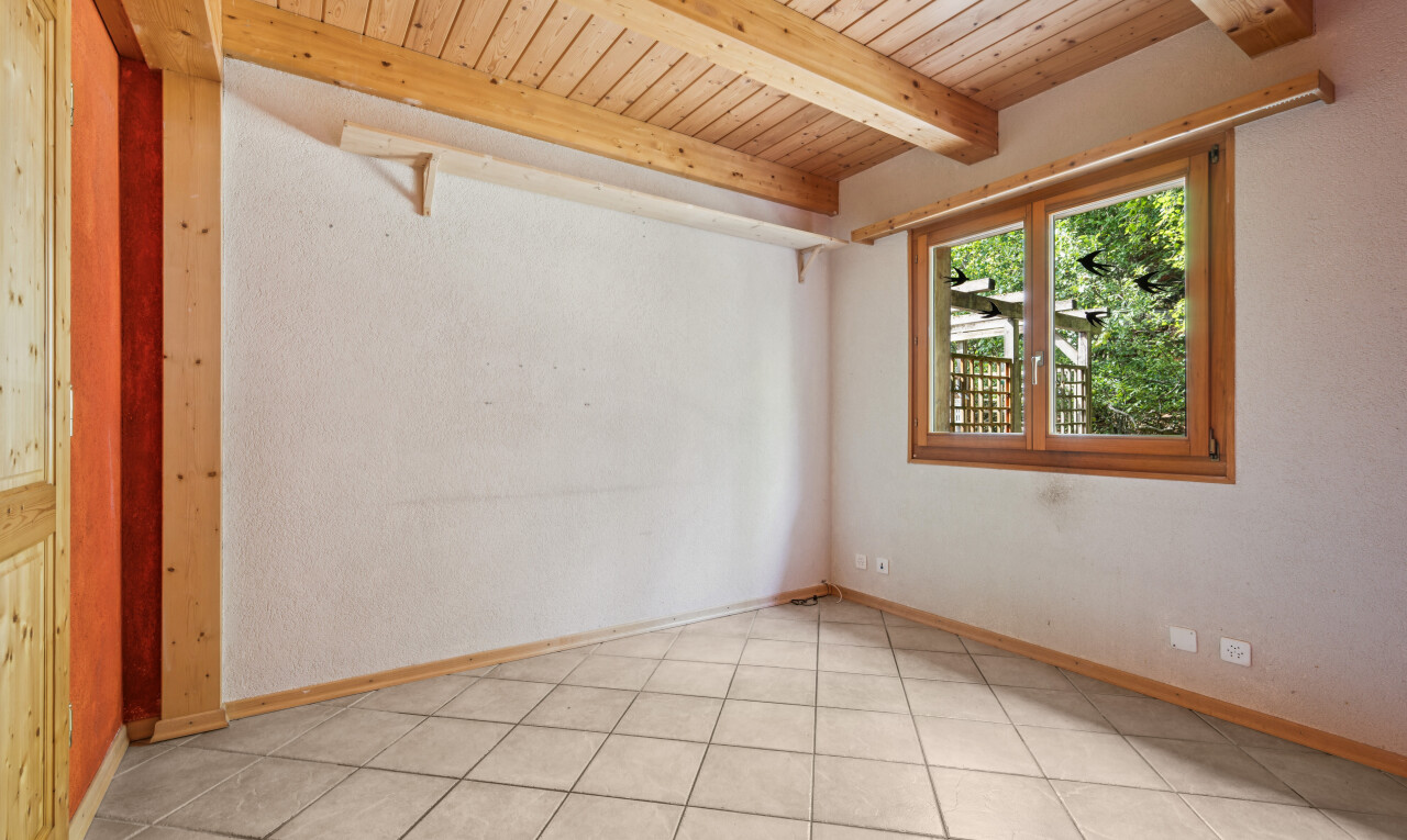 pièce vide avec beamed ceiling, plafond à poutres, wood ceiling, plafond en bois, et high end ceiling