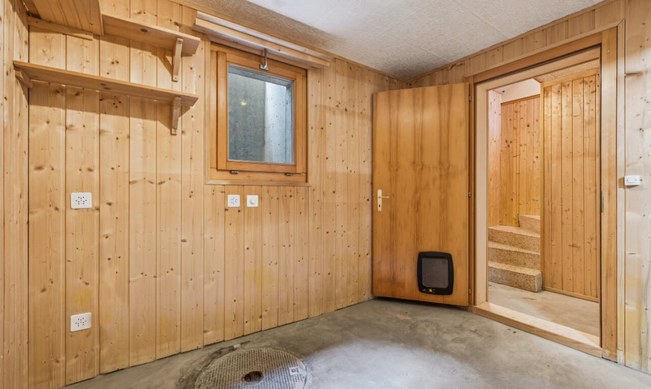 pièce vide avec dated wood wall, wood wall, mur en bois, concrete floor, et sol en béton