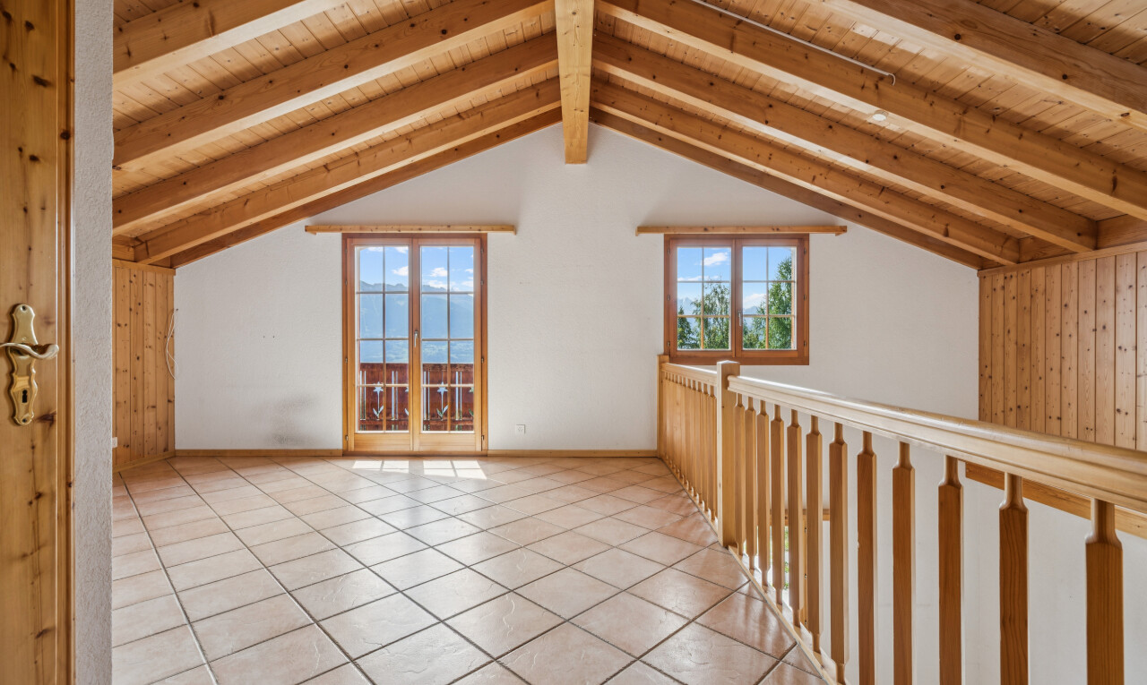 pièce vide avec plafond en bois, wood ceiling, plafond à poutres, beamed ceiling, et plafond cathédrale