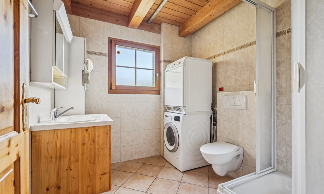 salle de bains avec salle de bain complète, douche, mur en carrelage, tile wall, et wood ceiling
