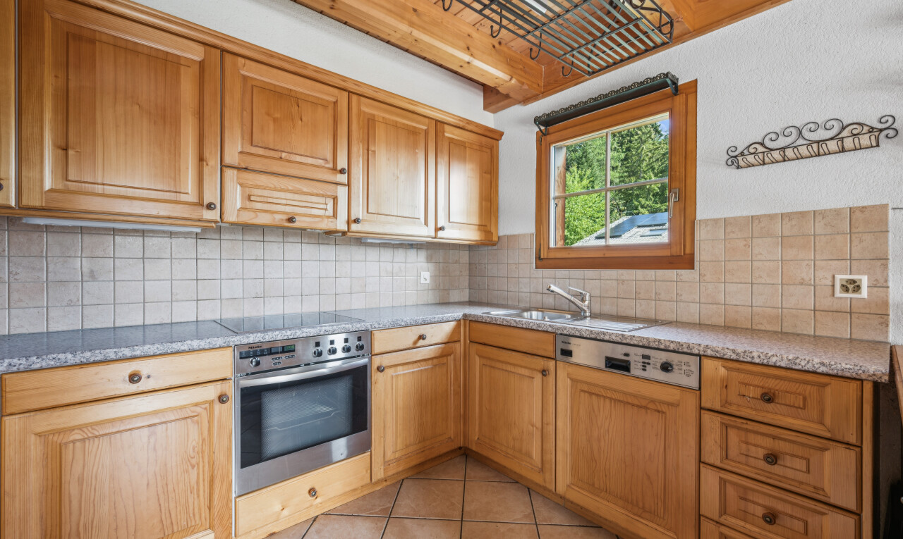 cuisine avec dosseret, backsplash, lave-vaisselle, light floor, et four