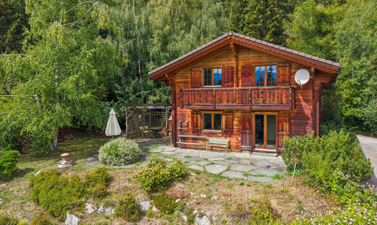 façade avec property visible, terrasse, vue sur la forêt, forest view, et bardage en bois