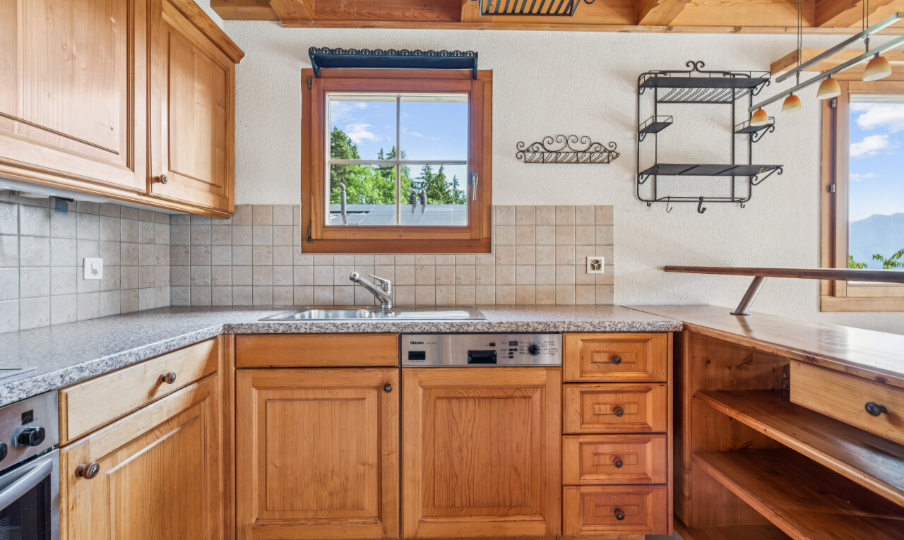 cuisine avec backsplash, dosseret, light countertops, lave-vaisselle, et day time