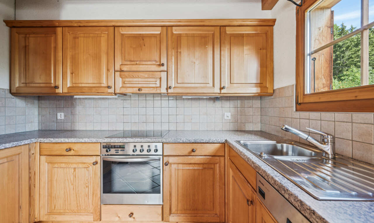 cuisine avec light countertops, dosseret, backsplash, four, et évier