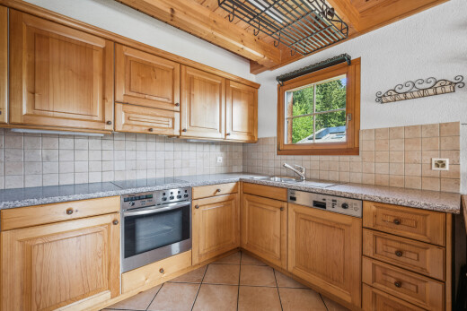 cuisine avec dosseret, backsplash, lave-vaisselle, light floor, et four