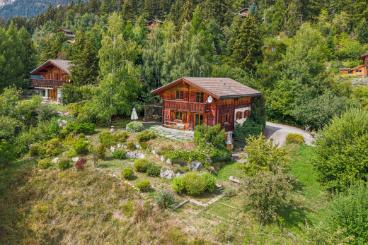 façade avec vue sur la forêt, forest view, et property visible