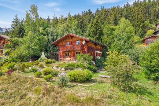façade avec property visible, vue sur la forêt, forest view, balcon, et day time