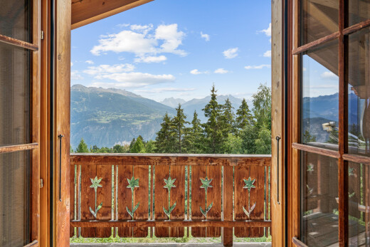 balcon avec vue sur la montagne, mountain view, view focus, day time, et balcon
