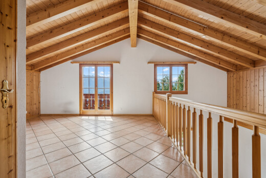 pièce vide avec plafond en bois, wood ceiling, plafond à poutres, beamed ceiling, et plafond cathédrale