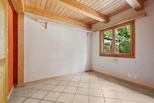 pièce vide avec beamed ceiling, plafond à poutres, wood ceiling, plafond en bois, et high end ceiling