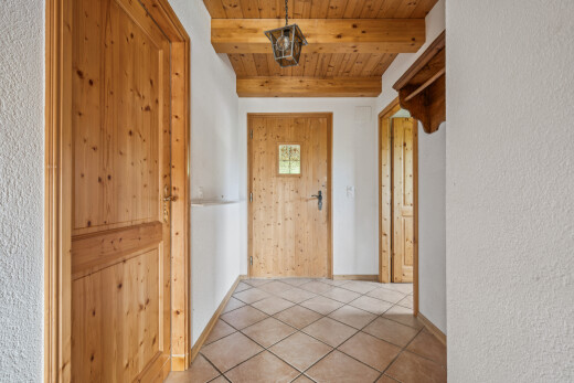 couloir avec beamed ceiling, plafond à poutres, high end ceiling, wood ceiling, et plafond en bois