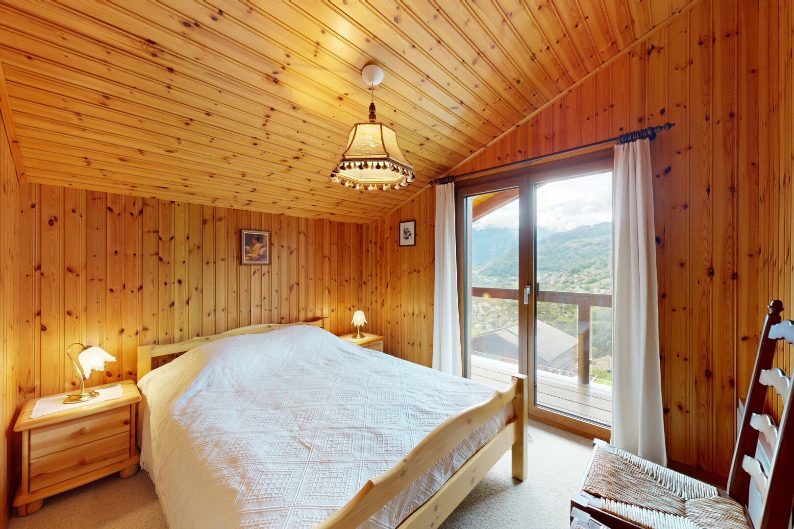 chambre avec natural light, lumière naturelle, inside property, accès à l'extérieur, et vaulted ceiling