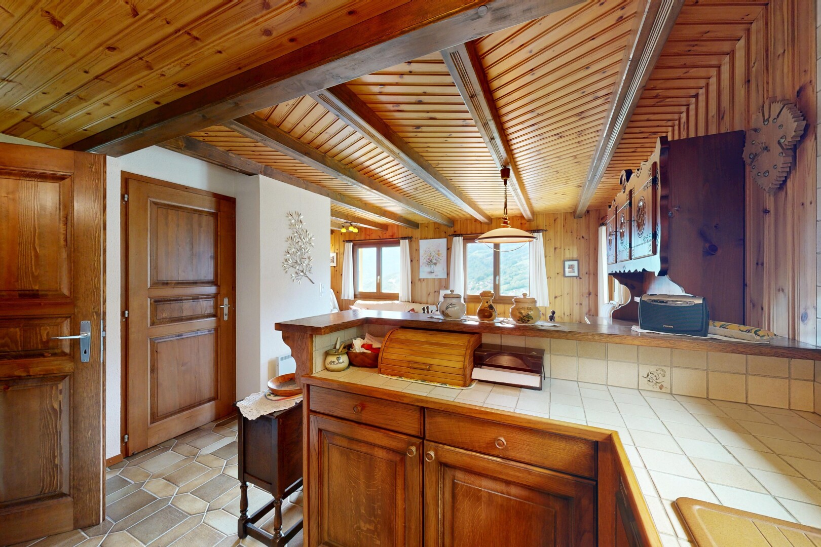 salle à manger avec inside property, light floor, lumière naturelle, natural light, et plafond en bois