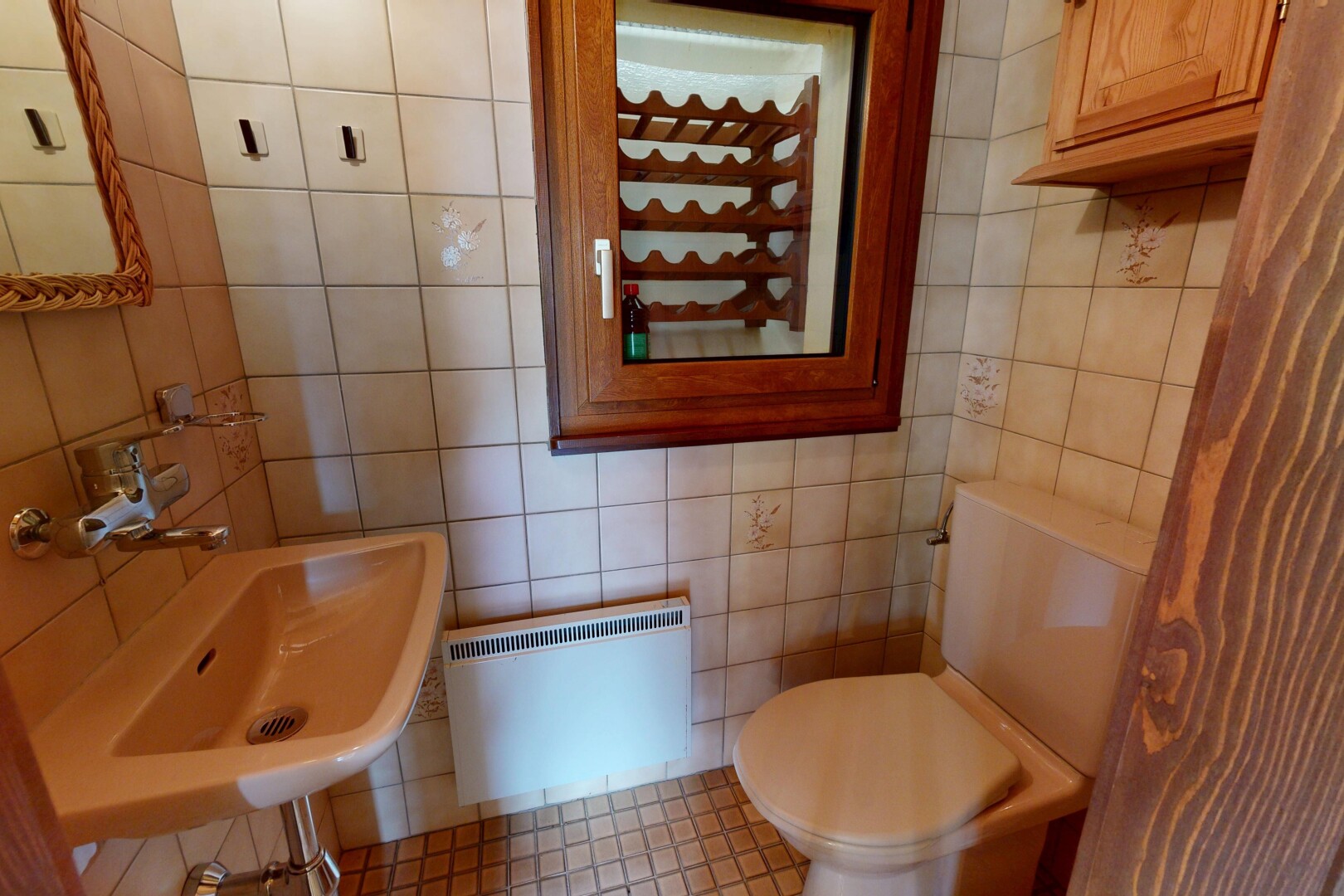salle de bains avec toilette, mur en carrelage, tile wall, miroir, et inside property